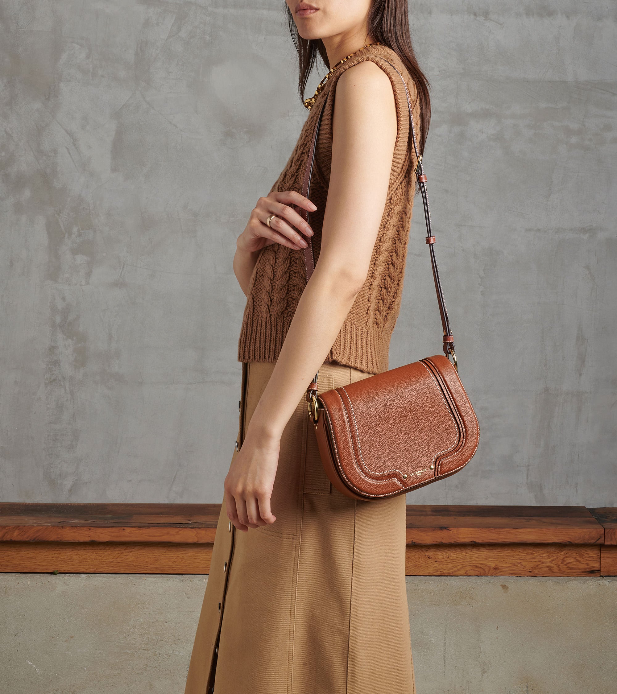 Bolso bandolera mediano modelo Ella de cuero granulado