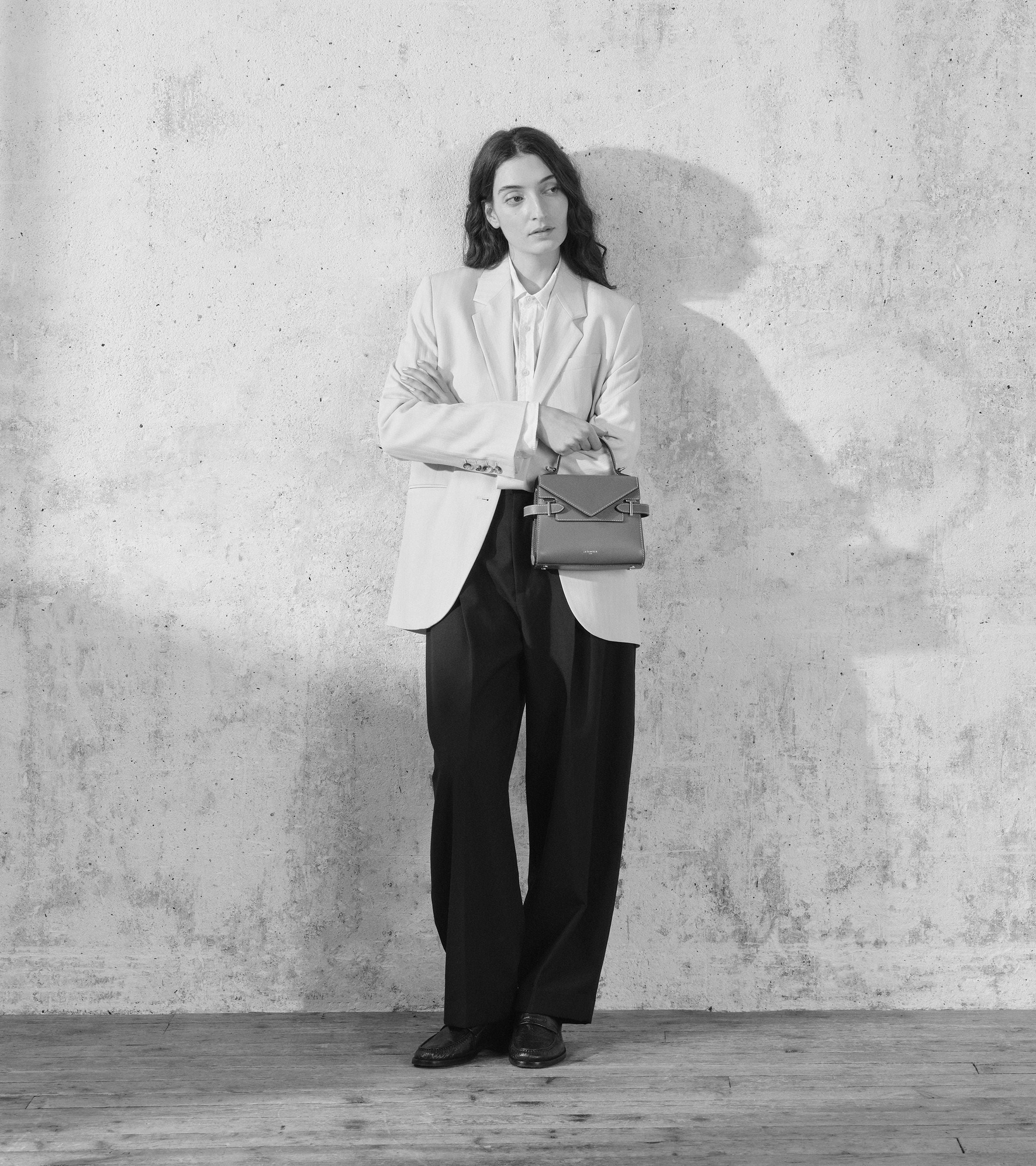 Kleine Handtasche Emilie aus genarbtem Leder mit Doppelklappe