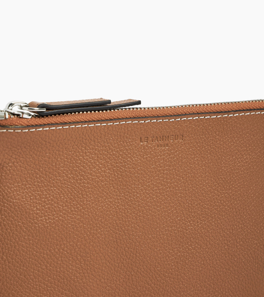 Bolso de mano con cremallera y correa de piel texturizada