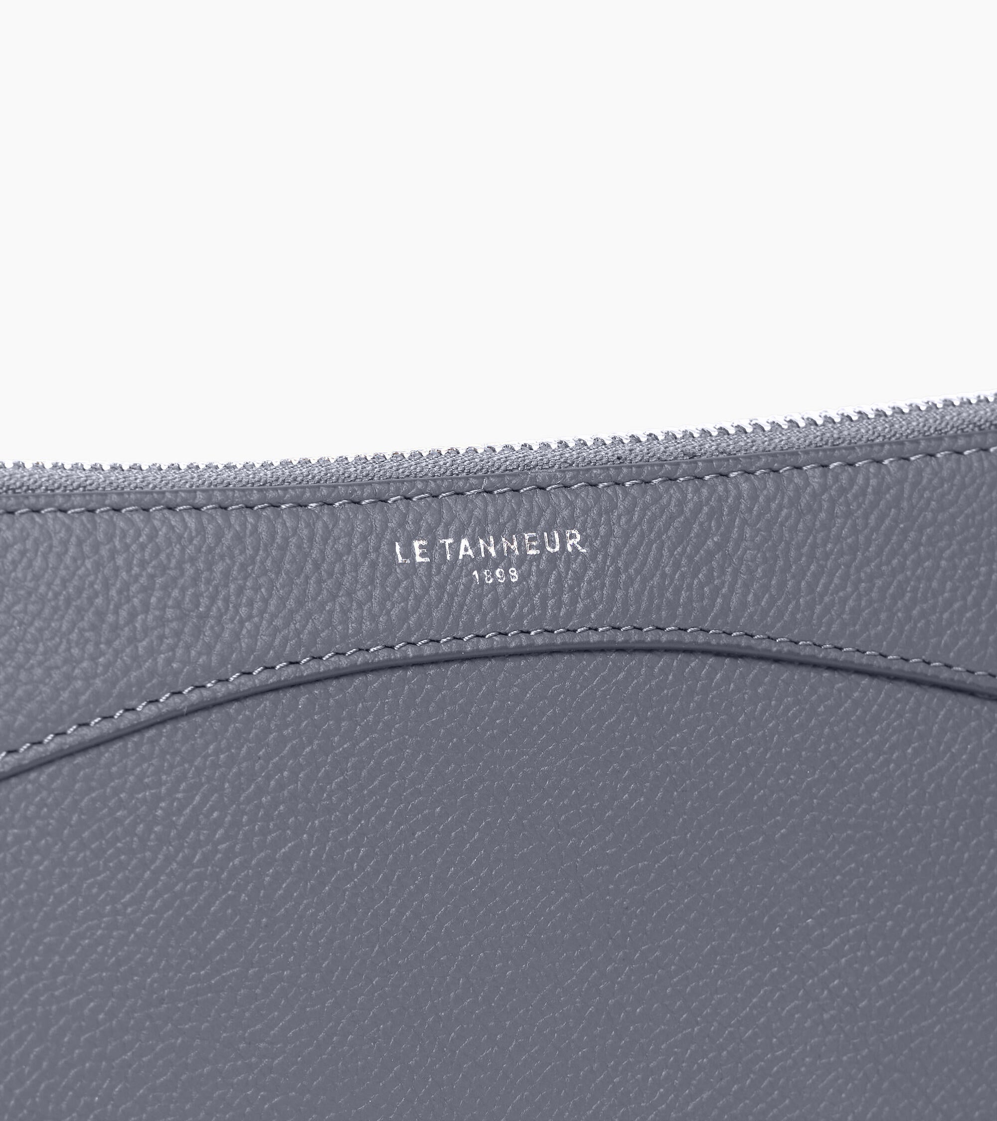 Zipped pouch in grained leather