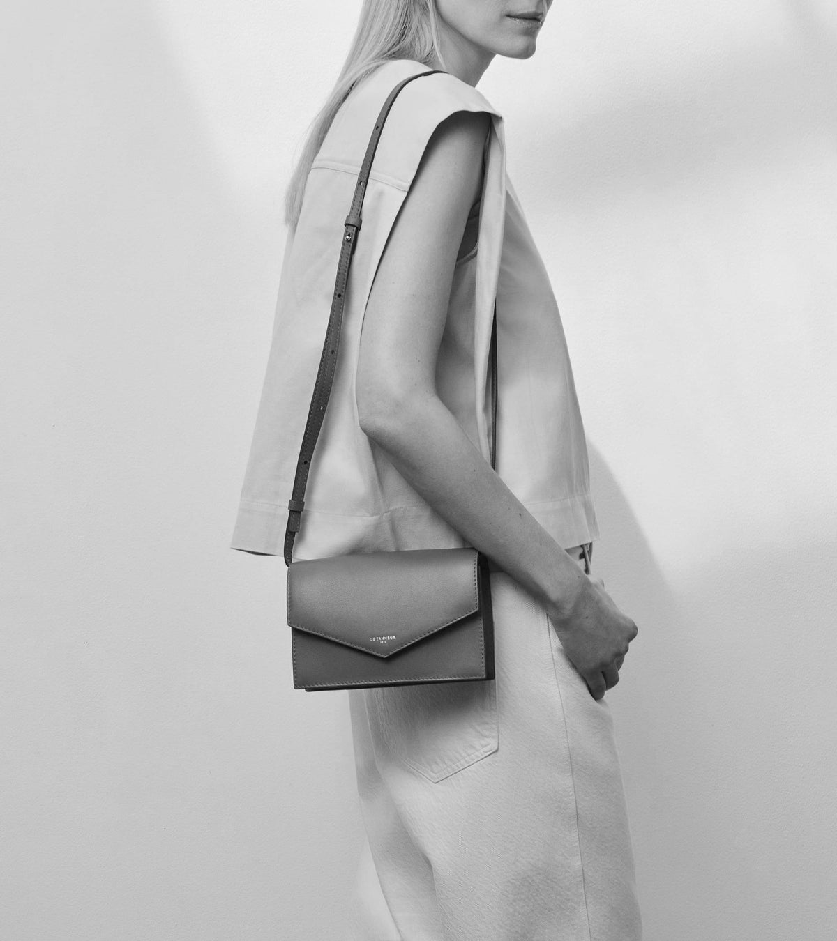 スムースレザー ストラップ付きクラッチバッグ